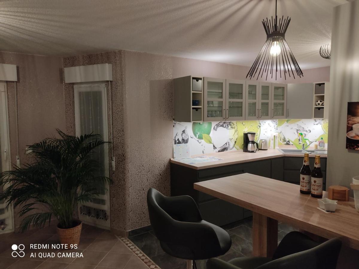Grosszuegige Am Waldesrand Im Seenland Apartment